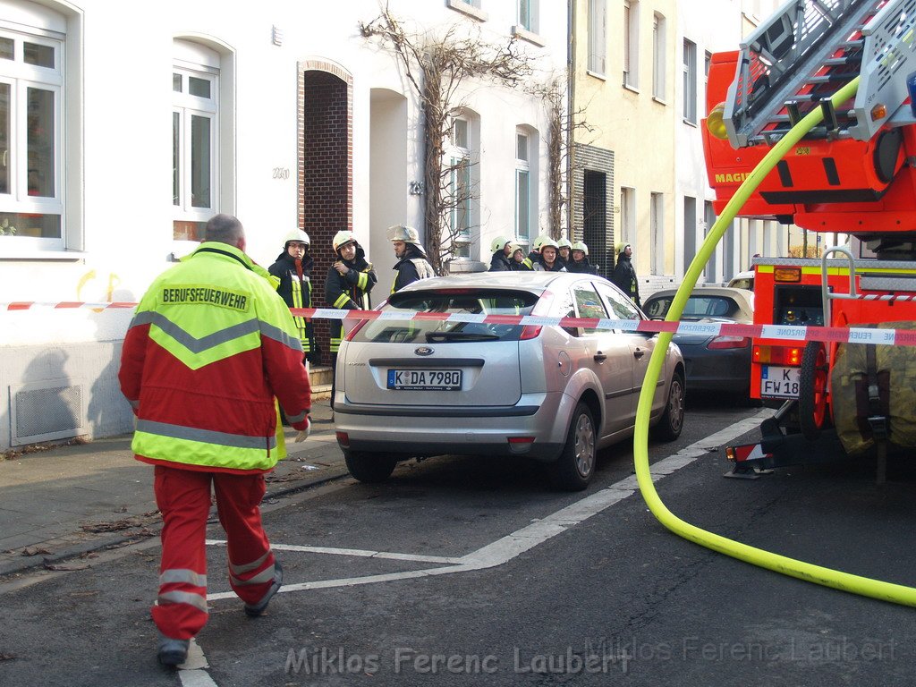 Einsatz Feuerwehr SEK Polizei Koeln Nippes Merheimerstr P023.JPG